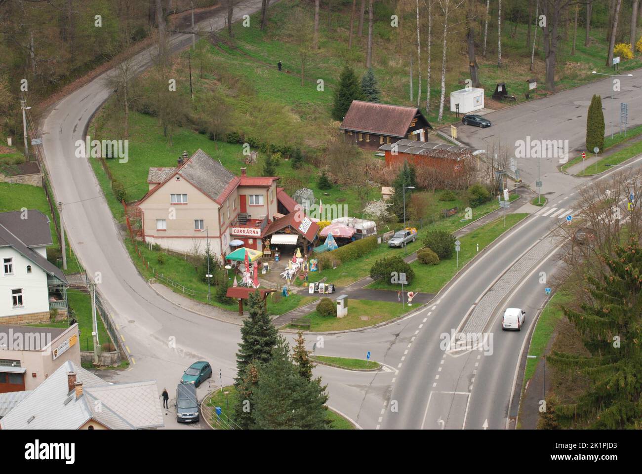 Una vista aerea di un ristorante rustico vicino a Hruba Skala nella Repubblica Ceca Foto Stock