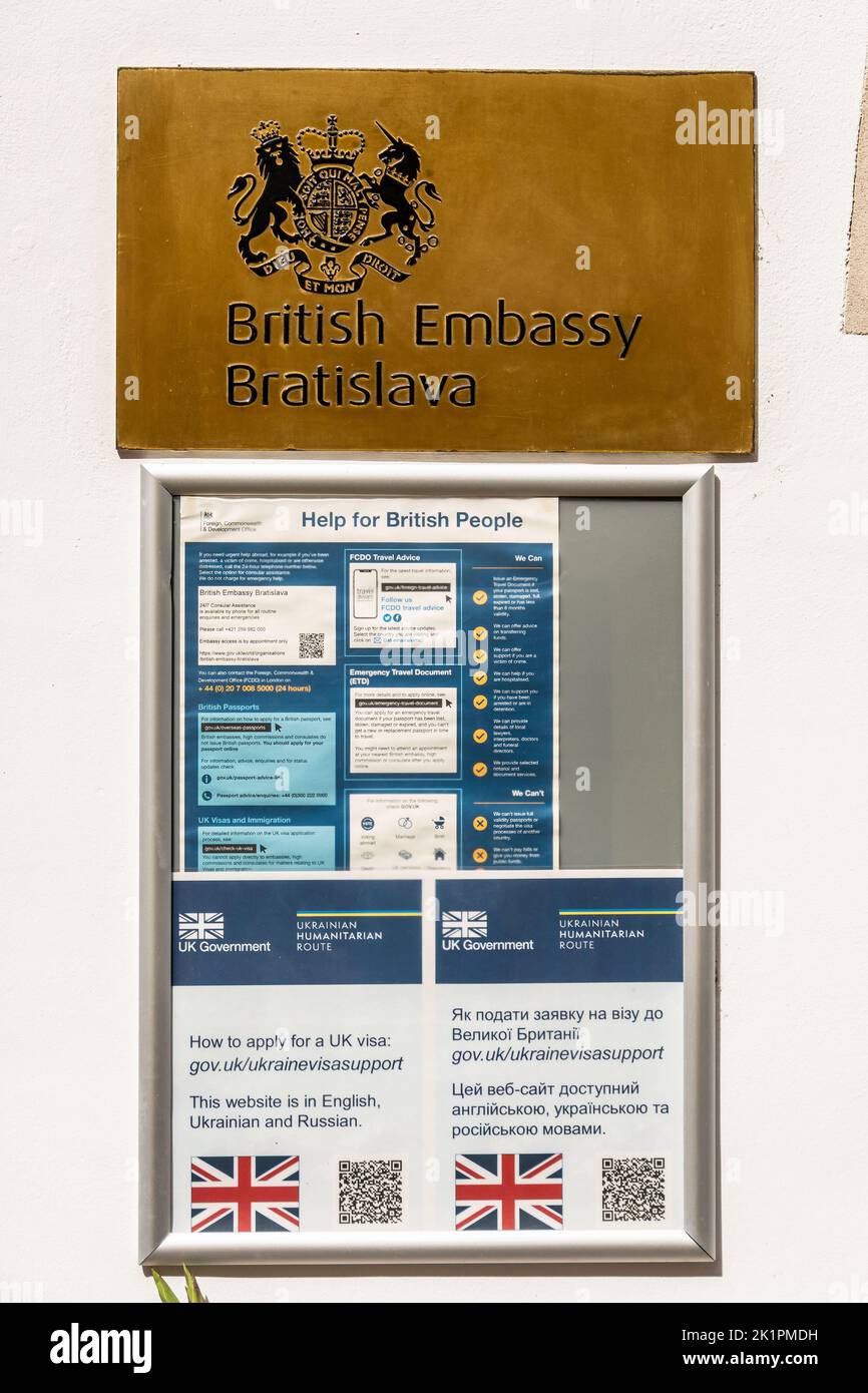 Una targa che segna l'ambasciata britannica a Bratislava Slovacchia e un segnale informativo per i cittadini britannici Foto Stock
