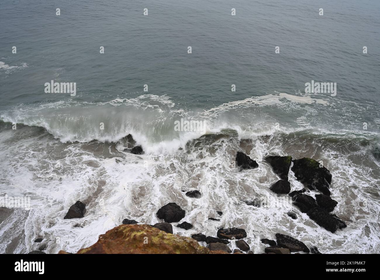 Una bella vista di un mare ondulato vicino alla riva Foto Stock