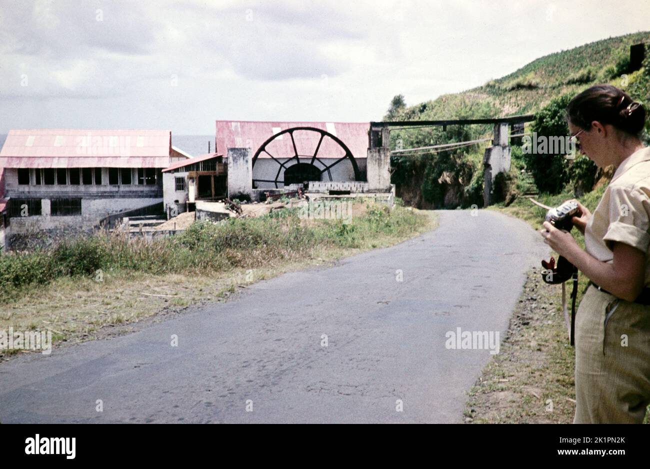 Waterwheel che fornisce energia per la fabbrica di arrowroot, St Vincent, Windward Islands, West Indies, 1962 Foto Stock