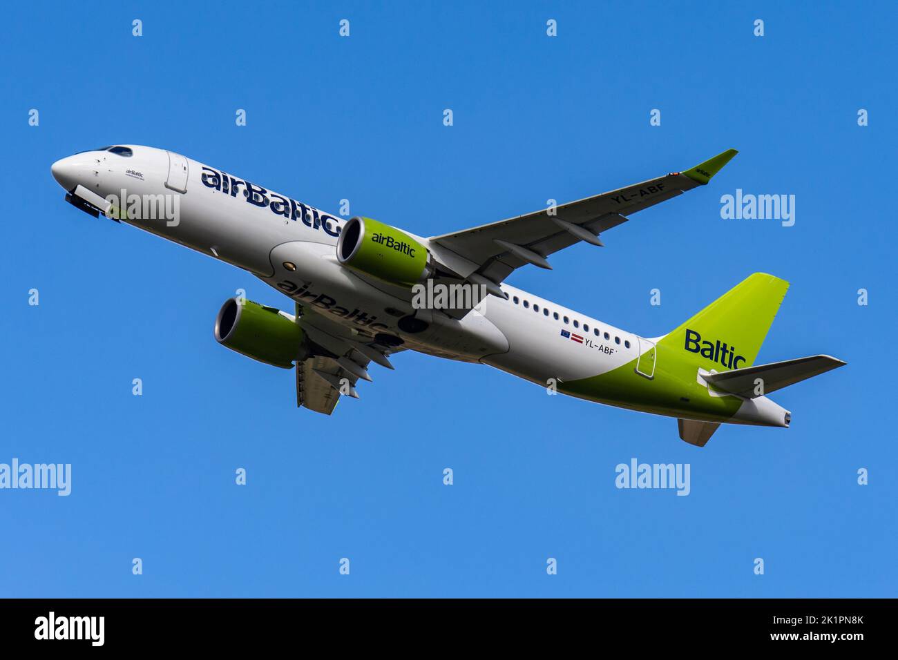 Un primo piano di un aereo aereo Baltico su uno sfondo cielo blu Foto Stock