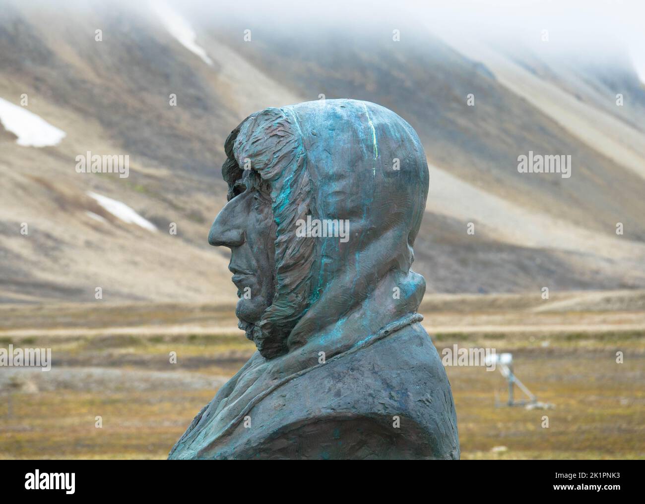 Un busto di Roald Amundsen nel centro di NY Alesund. Amundsen fu il primo uomo a raggiungere il Polo Sud nel 1911. Spitsbergen, Norvegia. Luglio 25, 2022 Foto Stock