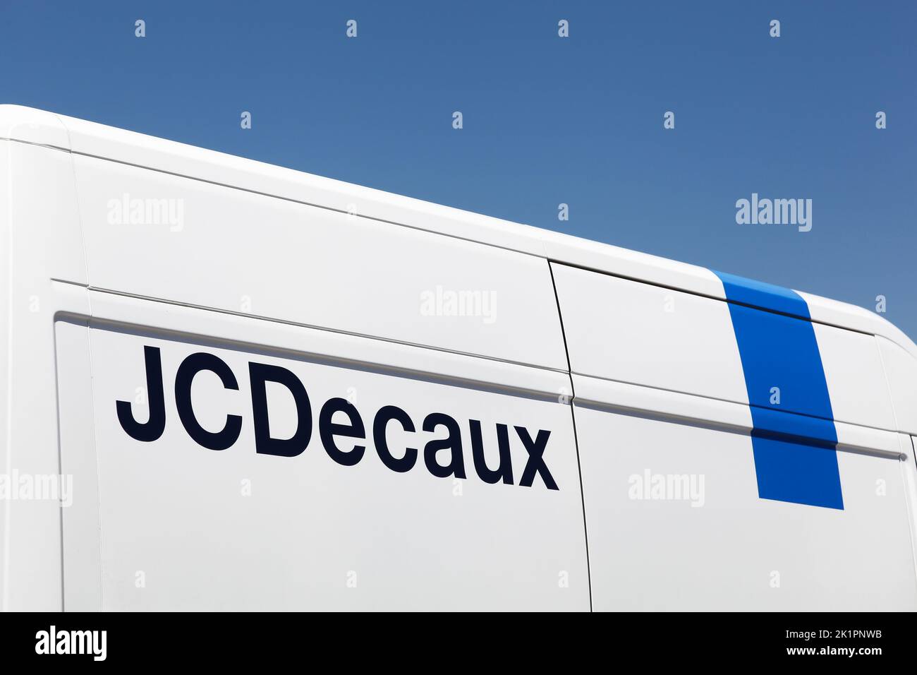 DECINES, Francia - 13 giugno 2019: JCDecaux è una multinazionale con sede in Francia, nota per i suoi sistemi di pubblicità bus-stop e cartelloni Foto Stock