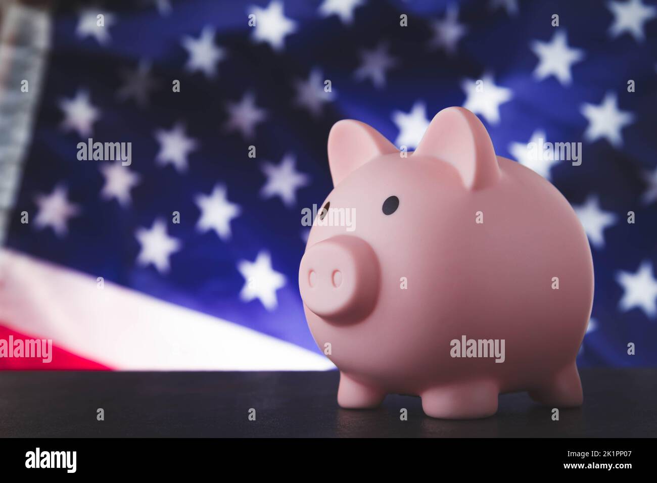 Accumulo di denaro negli Stati Uniti. Piggy bank e bandiera dell'america. Foto Stock