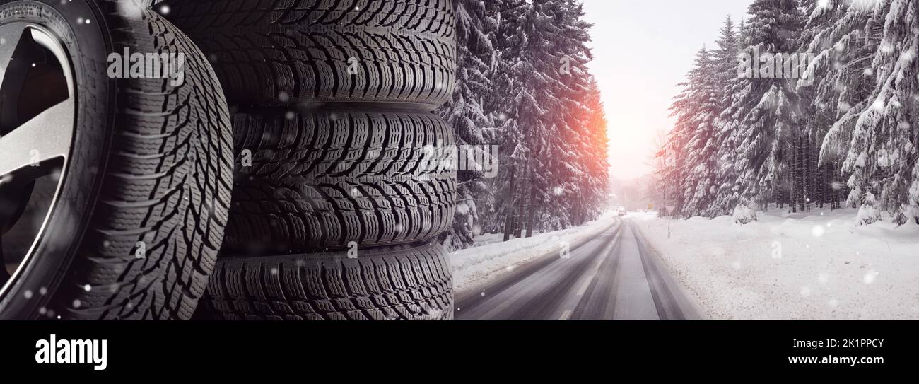 pneumatici invernali con un buon profilo sul paesaggio vinoso con strade innevate Foto Stock