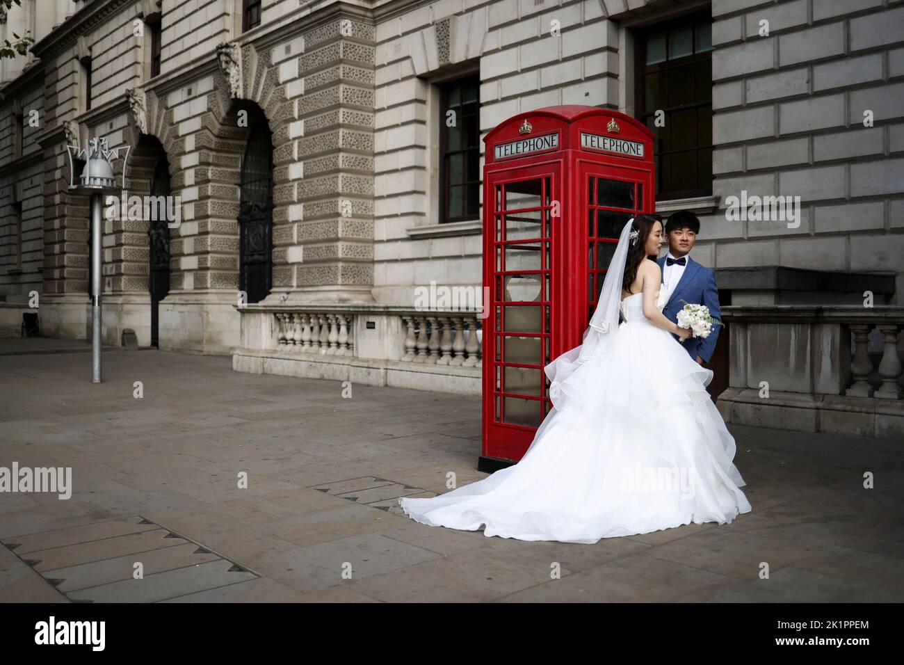 Una coppia ha le loro foto di nozze scattate in Piazza del Parlamento, a seguito del funerale della regina Elisabetta britannica, a Londra, Gran Bretagna 20 settembre 2022. REUTERS/Tom Nicholson IMMAGINI TPX DEL GIORNO Foto Stock