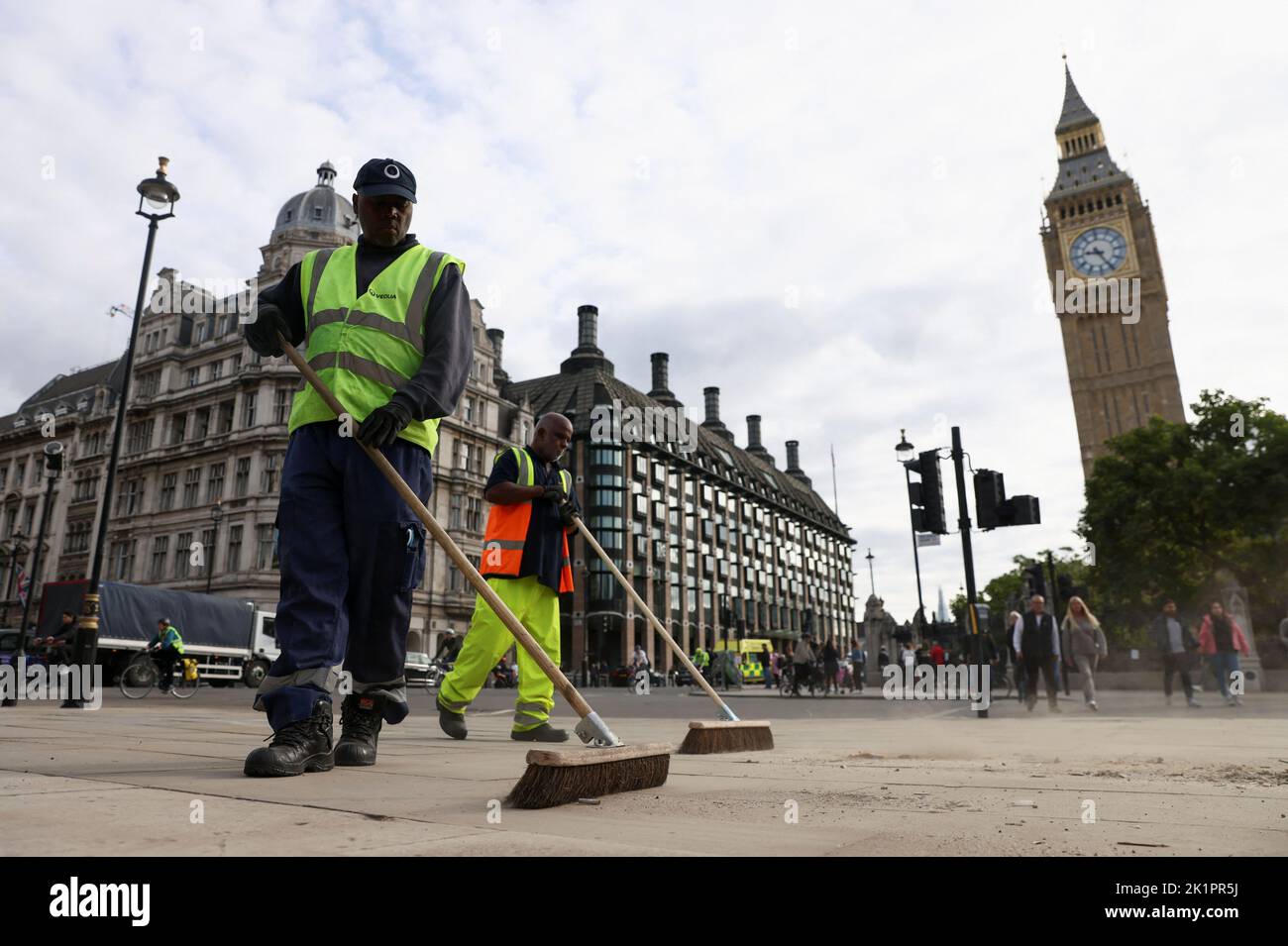 I pulitori spazzano le strade in Piazza del Parlamento, a seguito del funerale della regina Elisabetta britannica, a Londra, Gran Bretagna 20 settembre 2022. REUTERS/Tom Nicholson Foto Stock