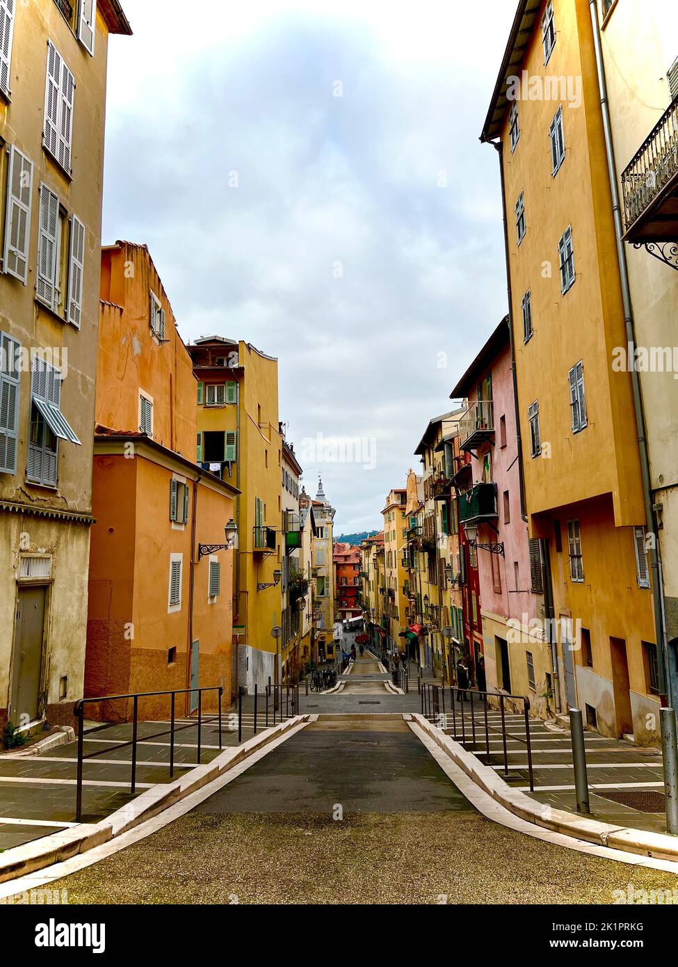 Una foto verticale di una strada con edifici colorati Foto Stock