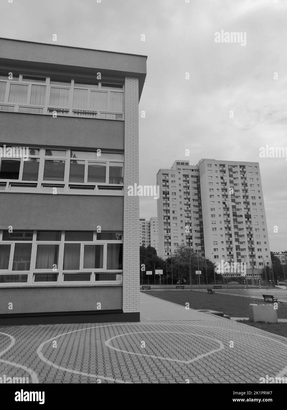 Un edificio scolastico e un condominio nel quartiere Rataje Foto Stock