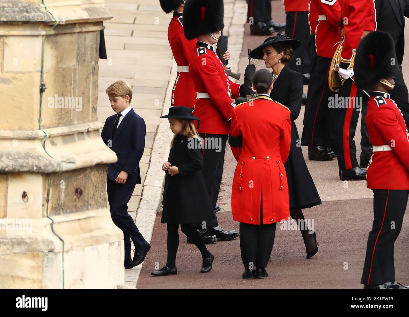 La principessa Charlotte, il principe George e la loro madre la principessa del Galles, arrivano per il Committal Service per la regina Elisabetta II, che si tiene nella St George's Chapel nel Castello di Windsor, Berkshire. Data immagine: Lunedì 19 settembre 2022. Foto Stock