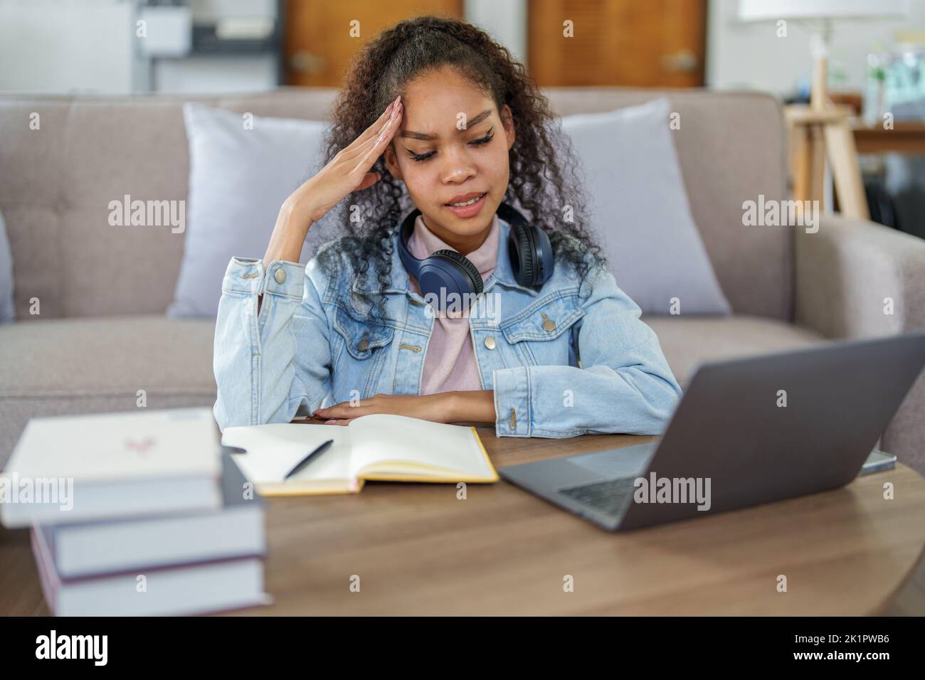 Afroamericano che usa i calcolatori ed i taccuini in linea Foto Stock