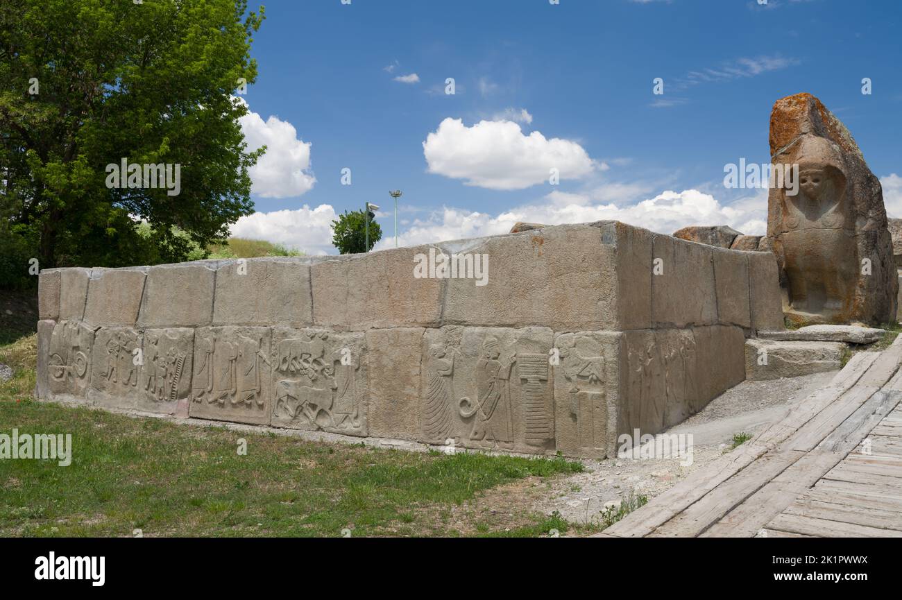 Vista dell'entrata del cancello con la sfinge dal periodo Hittita in Alacahoyuk. Un importante punto storico di viaggio in Turchia. Corum - Turchia Foto Stock