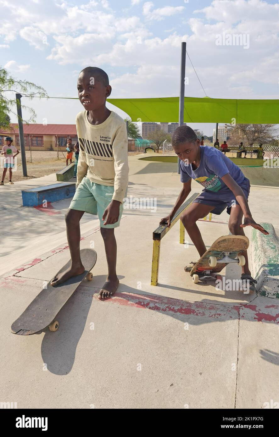 Windhoek, Namibia. 17th Set, 2022. I bambini si allenano a pattinare presso il parco di pattinaggio di Windhoek, Namibia, 17 settembre 2022. Il pattinaggio sta permettendo ai bambini che vivono con disabilità di realizzare il loro pieno potenziale e di migliorare l'inclusione, contribuendo al contempo a ridurre lo stigma e ad aumentare la fiducia in se stessi negli adolescenti che vivono nella capitale della Namibia, Windhoek. PER ANDARE CON 'caratteristica: Skating rompe il pregiudizio sociale, dà potere ai giovani in Namibia' Credit: Kaula Nhongo/Xinhua/Alamy Live News Foto Stock