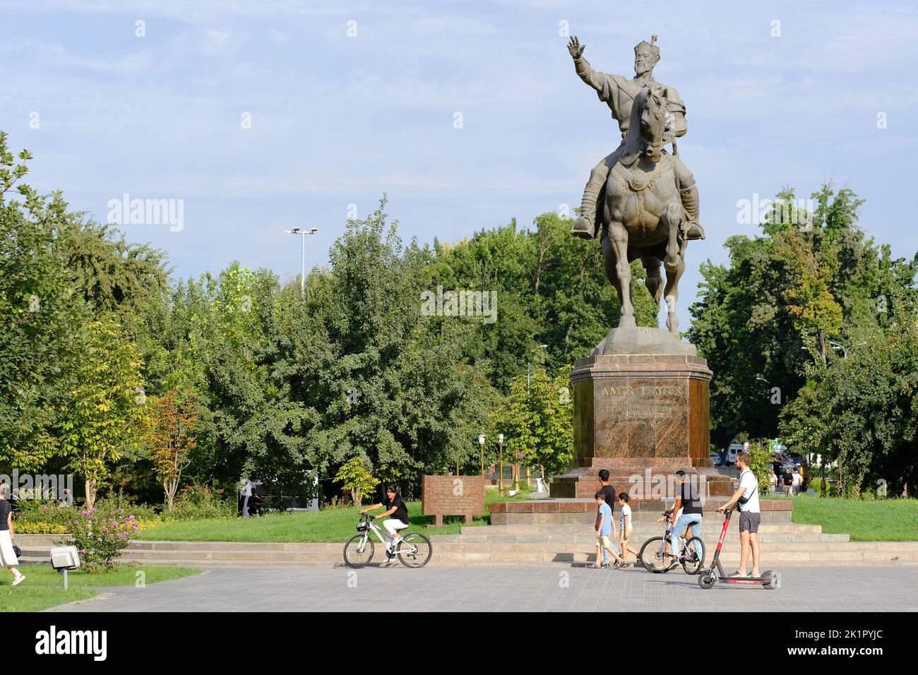 Tashkent Uzbekistan monumento statua al guerriero Amir Timur in Piazza Amir Timur nel centro della città di Tashkent nel mese di agosto 2022 Foto Stock