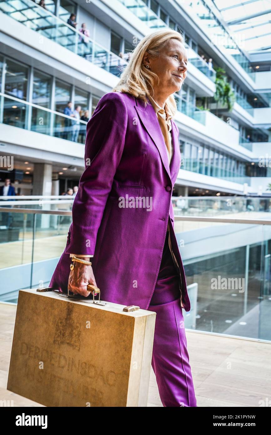 2022-09-20 11:04:32:19 L'AIA - il ministro Sigrid Kaag (Finanza) alla valigetta con la fattura del milione di dollari sulla giornata di bilancio. Il nuovo anno governativo inizia il terzo martedì di settembre. ANP PHIL NIJHUIS olanda fuori - belgio fuori Foto Stock
