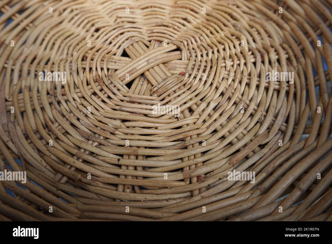Chiuso di sfondo marrone in vimini. Tessitura tessitura del cesto di vimini Foto Stock