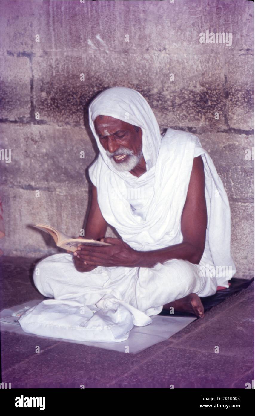 Brahmin facendo percorso Geeta al Tempio di Madurai, Tamil Nadu Foto Stock