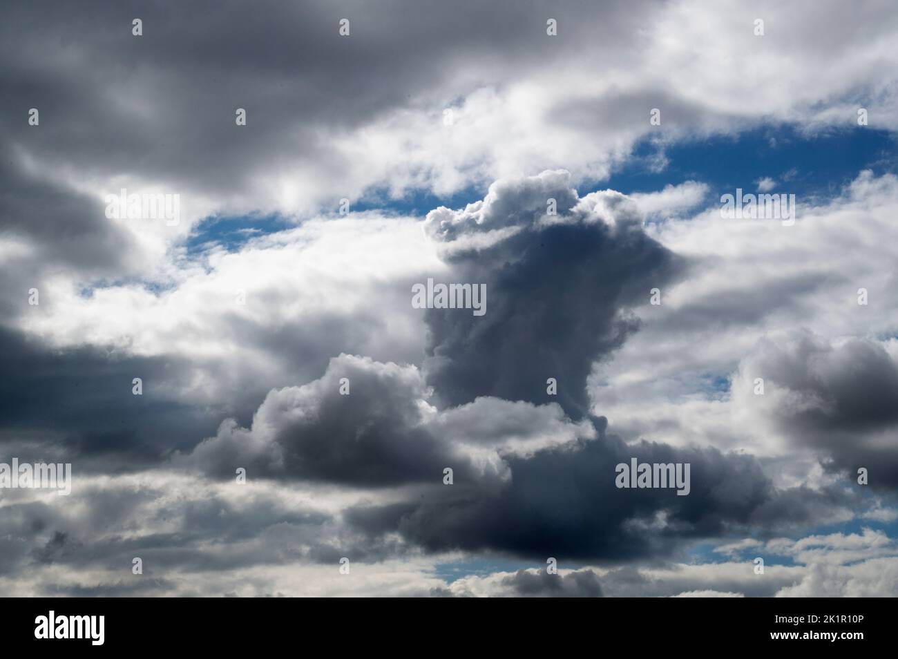 Galles. Guida al tramonto sulla A40. Cumulus nuvole. Foto Stock