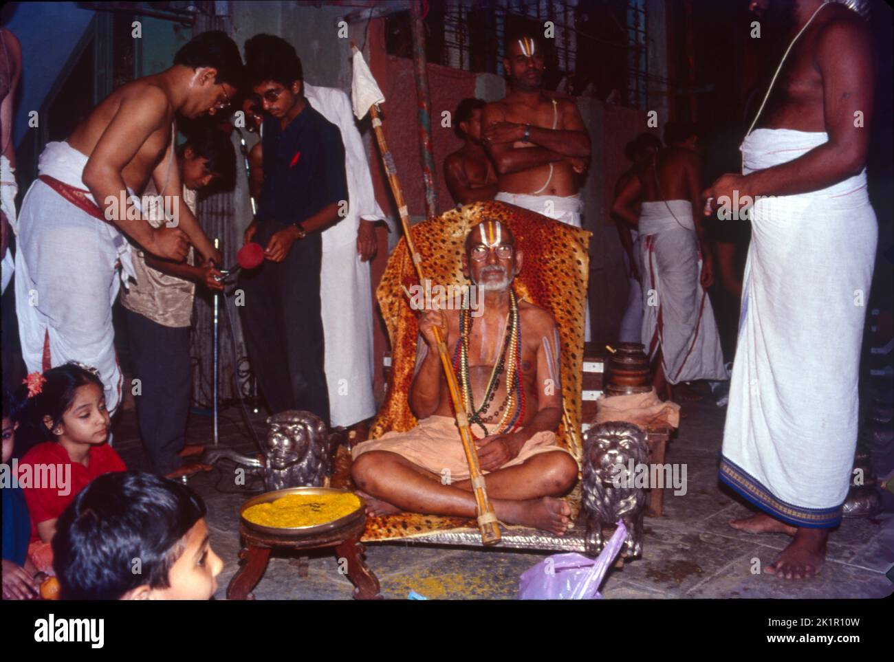 Grande sacerdote Benedizione i devoti nel Tempio Foto Stock