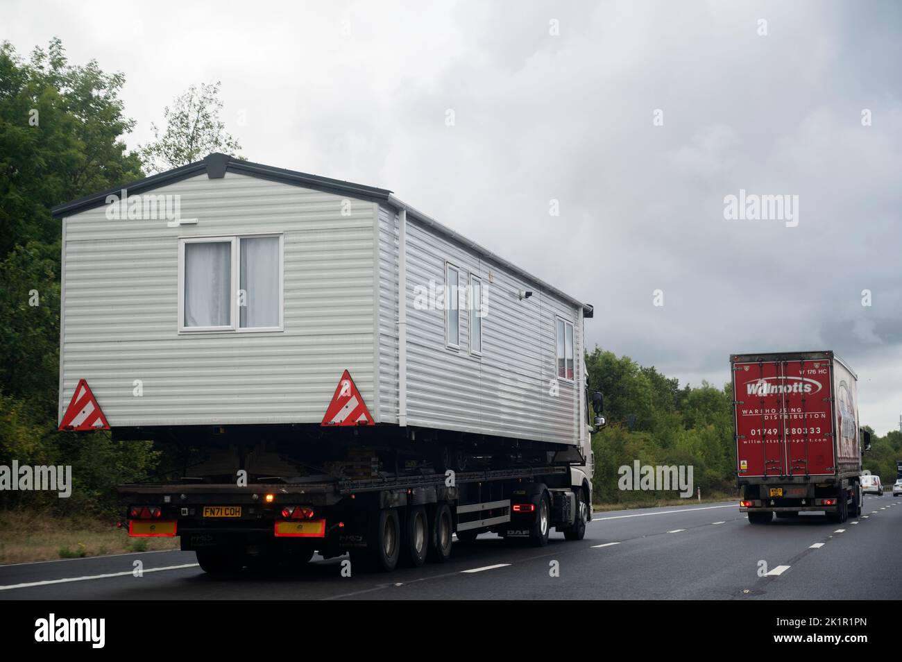 Inghilterra. M4 vicino a Britol. La casa viene spostata dal camion trasportatore. Foto Stock