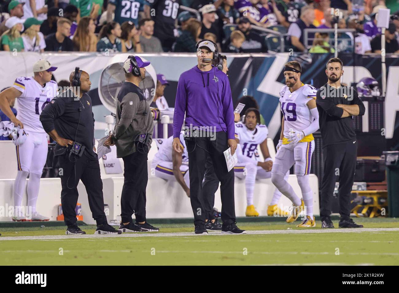 Philadelphia, Pennsylvania, Stati Uniti. 19th Set, 2022. Il capo allenatore dei Minnesota Vikings KEVIN o'CONNELL guarda su durante una partita di due settimane tra le Eagles di Philadelphia e i Minnesota Vikings Lunedi, 19 settembre 2022; al Lincoln Financial Field a Philadelphia, PA. (Credit Image: © Saquan Stimpson/ZUMA Press Wire) Foto Stock