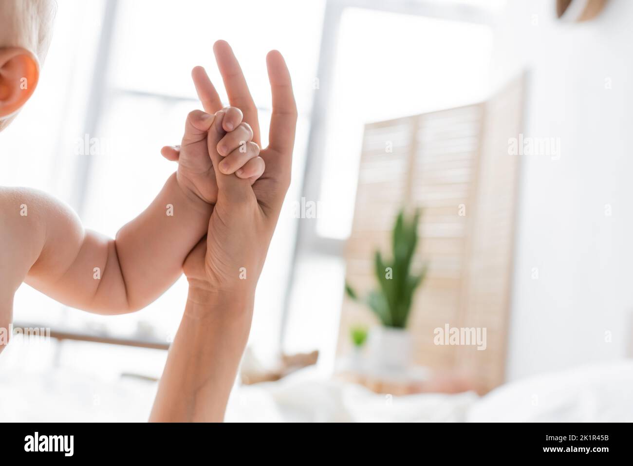 Vista ritagliata della figlia del bambino che tiene la mano della madre nel paese, immagine di riserva Foto Stock