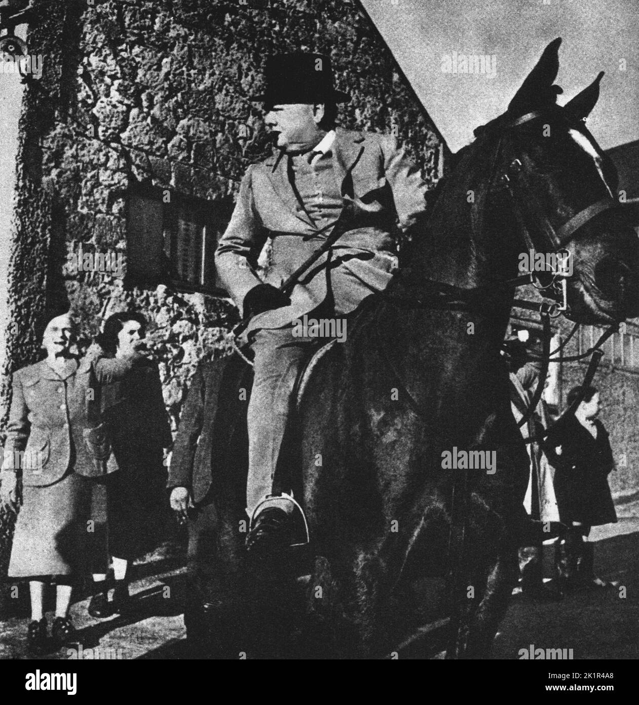 Winston Churchill cavalcando con l'Old Surrey e Burston Foxhounds, vicino a Chartwell, Kent. 1947 Foto Stock