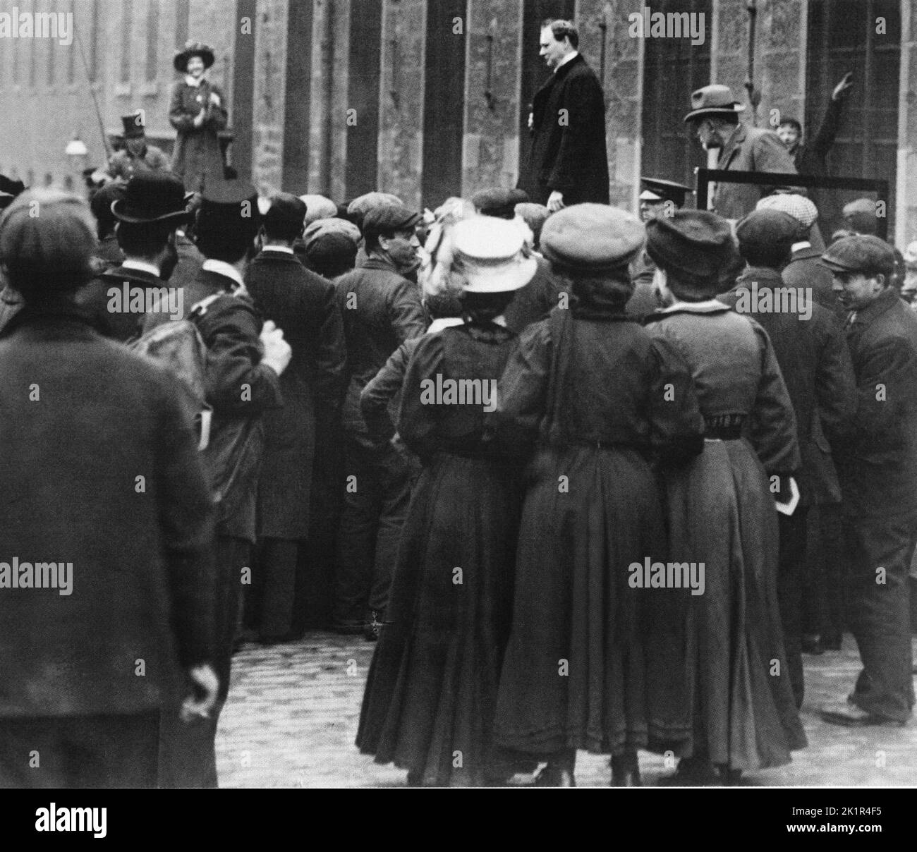 Winston Churchill ha scollato da suffragettes mentre fa un discorso a Dundee. 1908 Foto Stock