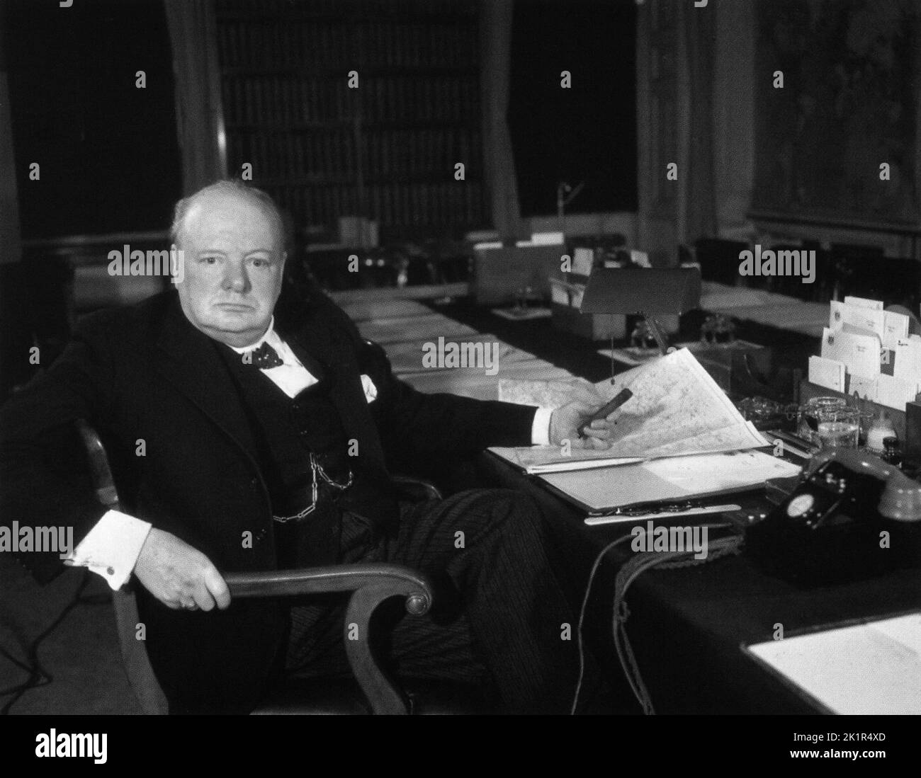 Winston Churchill come primo ministro alla sua scrivania a Whitehall. 1940 Foto Stock
