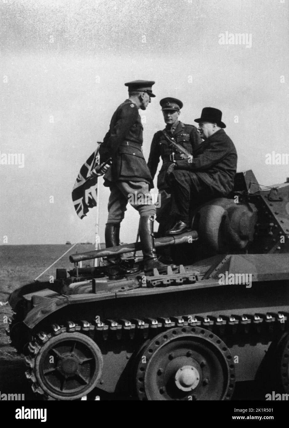 Winston Churchill viene mostrato un nuovo 'Churchill Tank'. Salisbury aereo, 1941 Foto Stock