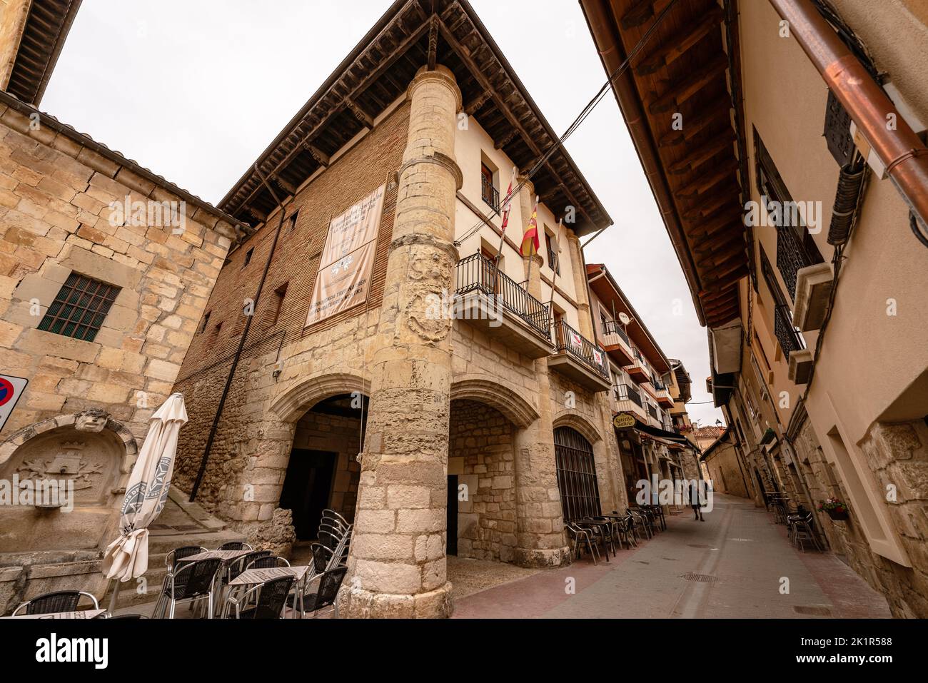 Treviño, Spagna. Agosto 5, 2022. Basso angolo di vista del Municipio storico testo traduzione: Da Burgos contro la volontà del Treviñeses Foto Stock