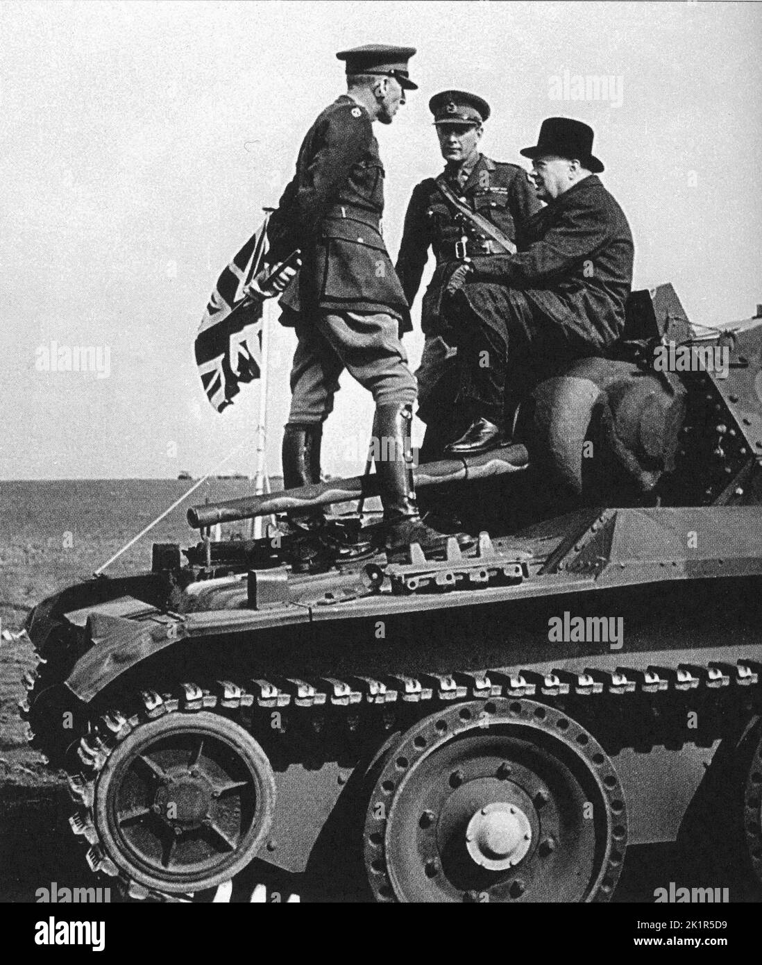 Winston Churchill a bordo di un carro armato Churchill in Normandia dopo l'invasione del D-Day. Giugno 1944 Foto Stock