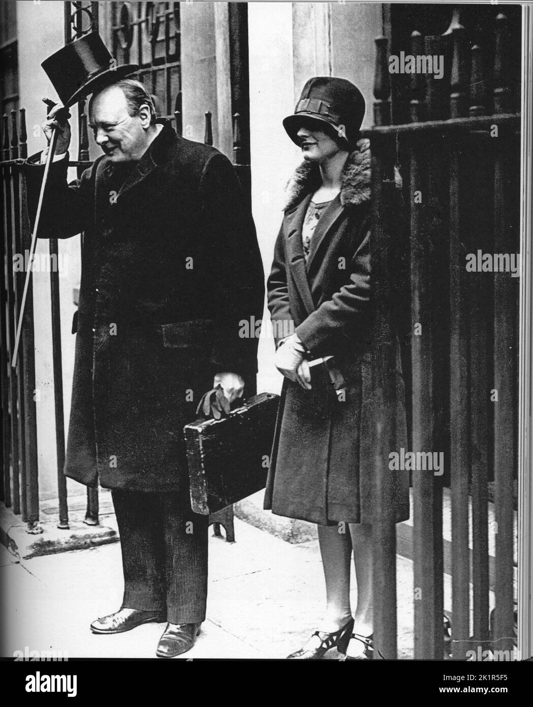 Winston Churchill come Cancelliere dello scacchiere, con sua figlia Diana, lascia Downing Street per fare il suo discorso al Parlamento sul bilancio. 1927 Foto Stock