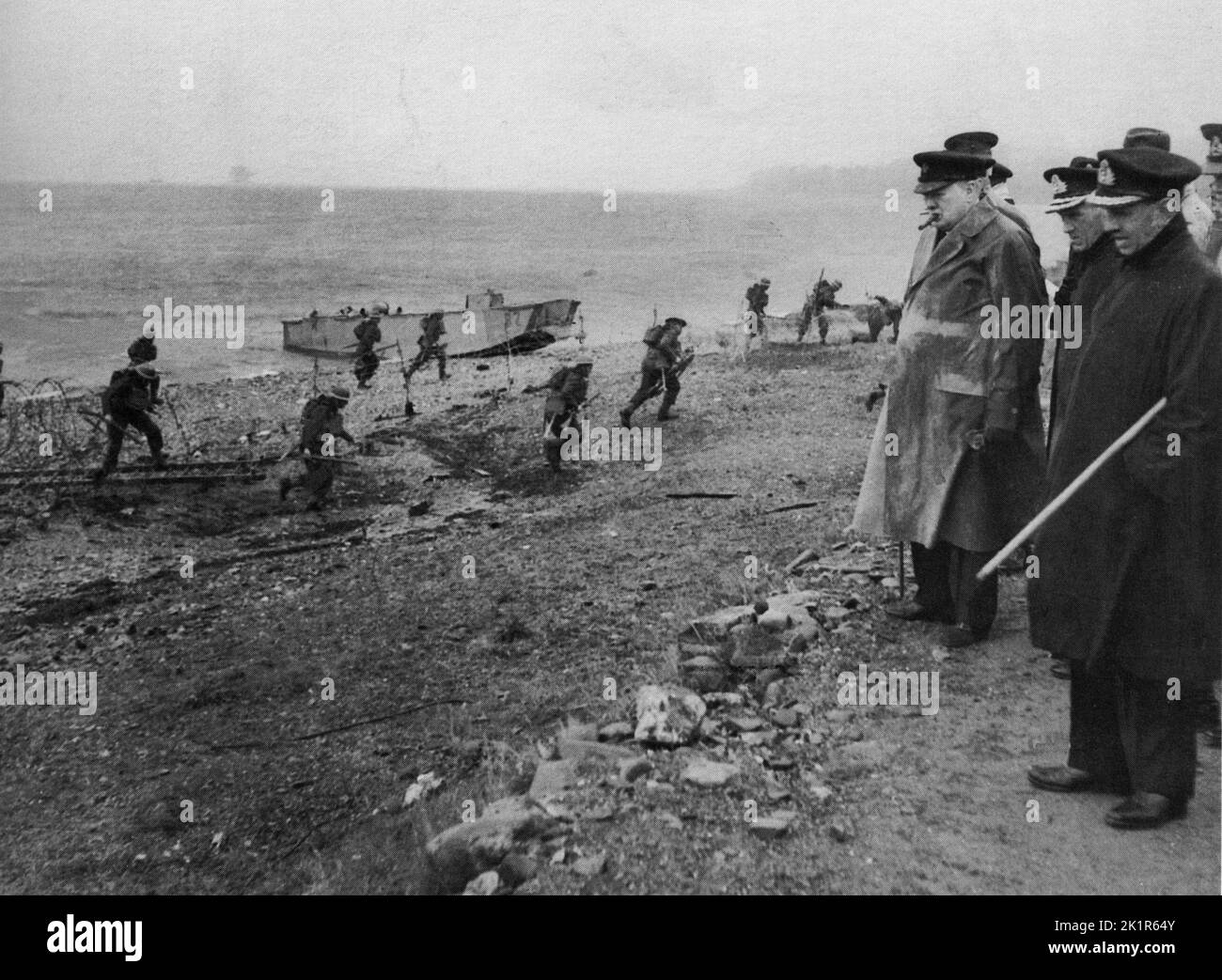Winston Churchill guardando soldati alleati in un esercizio di atterraggio sulla spiaggia, prima del D-Day. 1944 Foto Stock