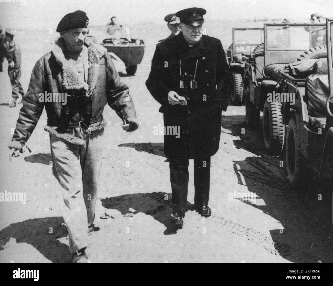Winston Churchill con il generale Montgomery poco dopo gli sbarchi del D-Day. Giugno 1944 Foto Stock