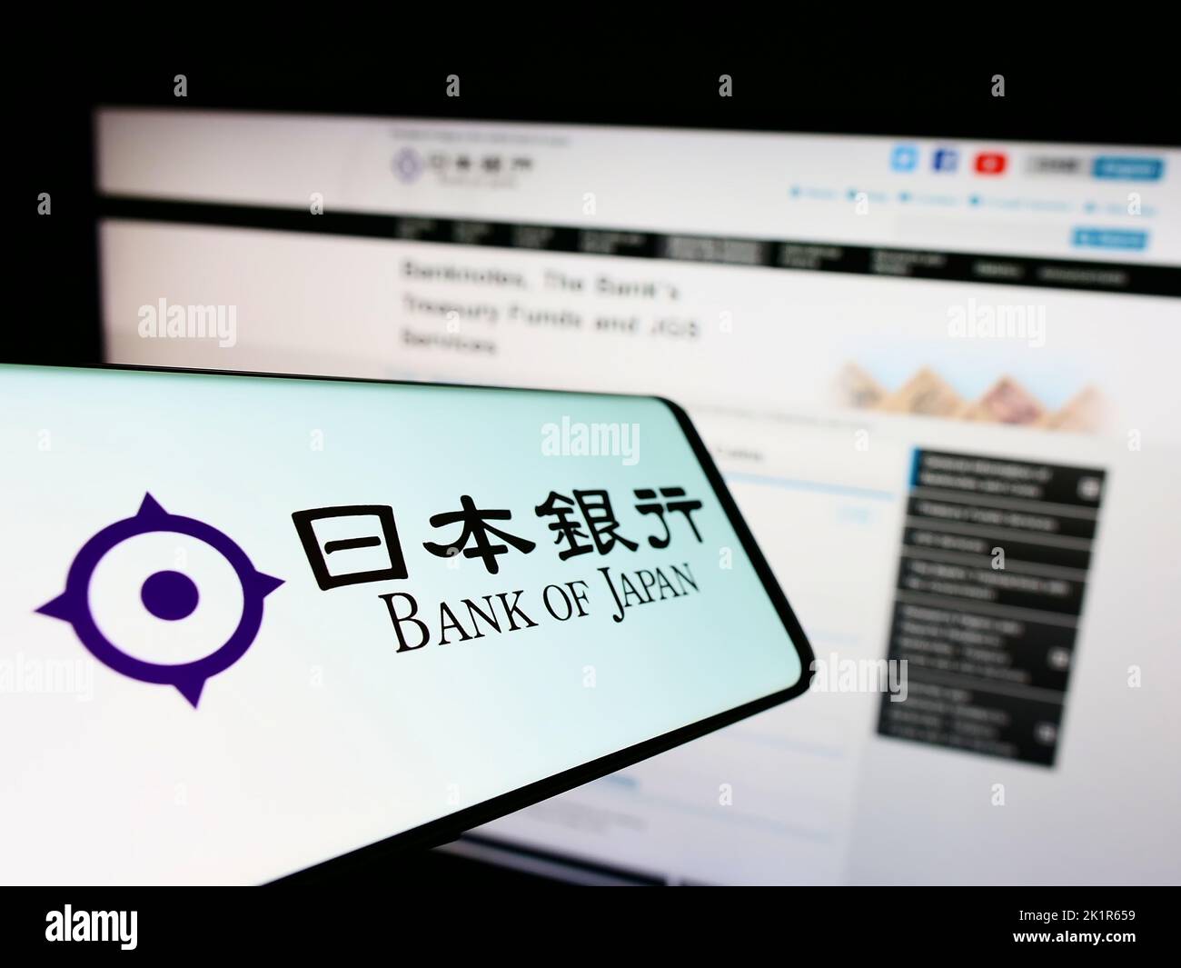 Cellulare con logo dell'istituto finanziario Banca del Giappone (BOJ) sullo schermo di fronte al sito web. Messa a fuoco al centro a sinistra del display del telefono. Foto Stock