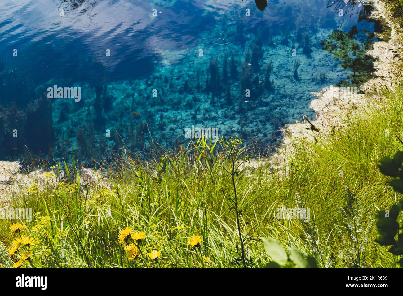 Lago con acqua grigia. Lago blu nella regione di Samara in Russia. Stagno profondo. Foto Stock