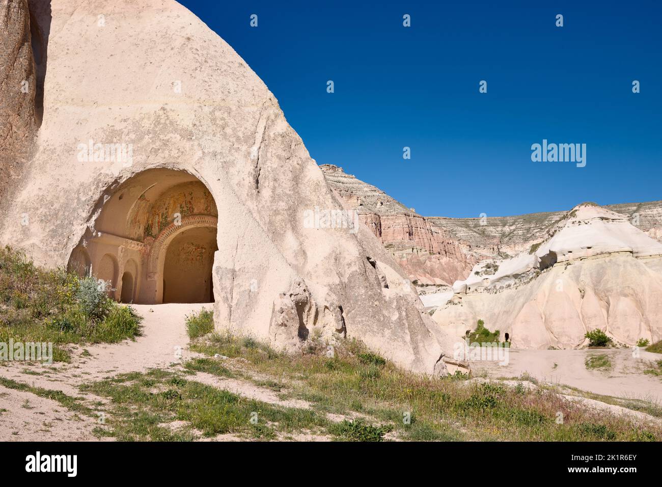 Cappella sconosciuta nel paesaggio della Valle delle Rose Goreme, Cappadocia, Anatolia, Turchia Foto Stock