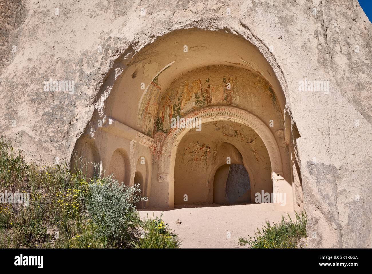 Cappella sconosciuta nel paesaggio della Valle delle Rose Goreme, Cappadocia, Anatolia, Turchia Foto Stock