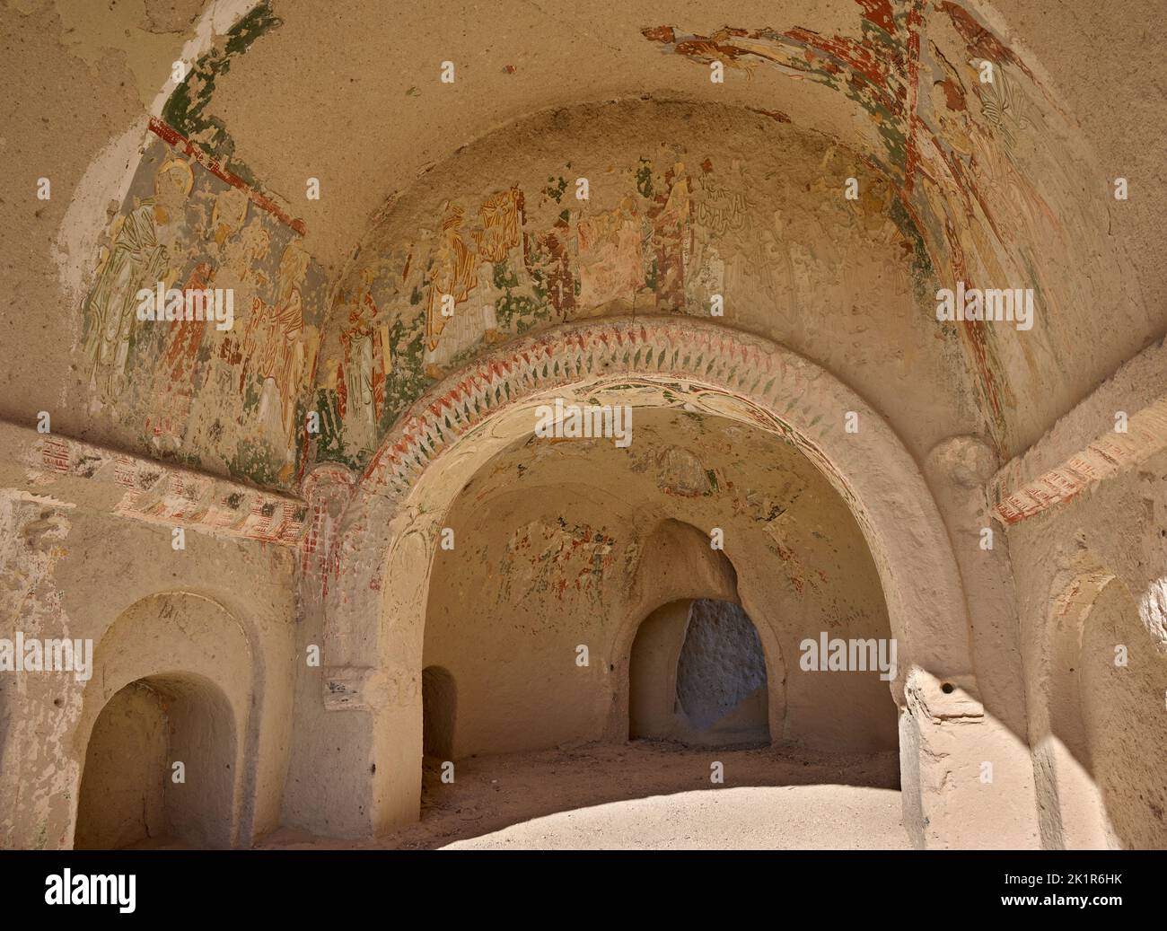 Cappella sconosciuta nel paesaggio della Valle delle Rose Goreme, Cappadocia, Anatolia, Turchia Foto Stock