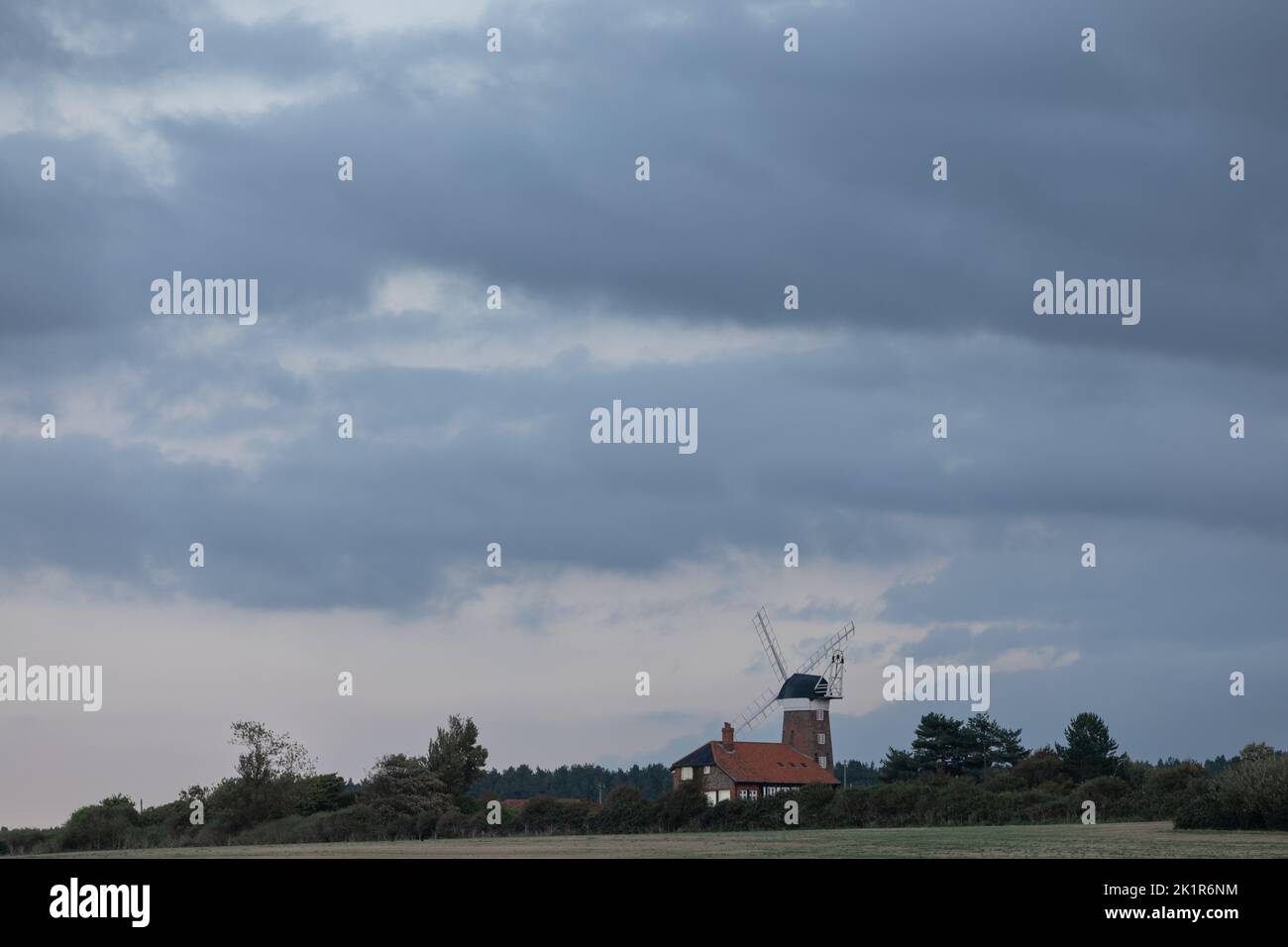 Un mulino a vento è raffigurato a Weybourne, Norfolk. Regno Unito durante le festività lunedì 19th settembre 2022. Foto Stock