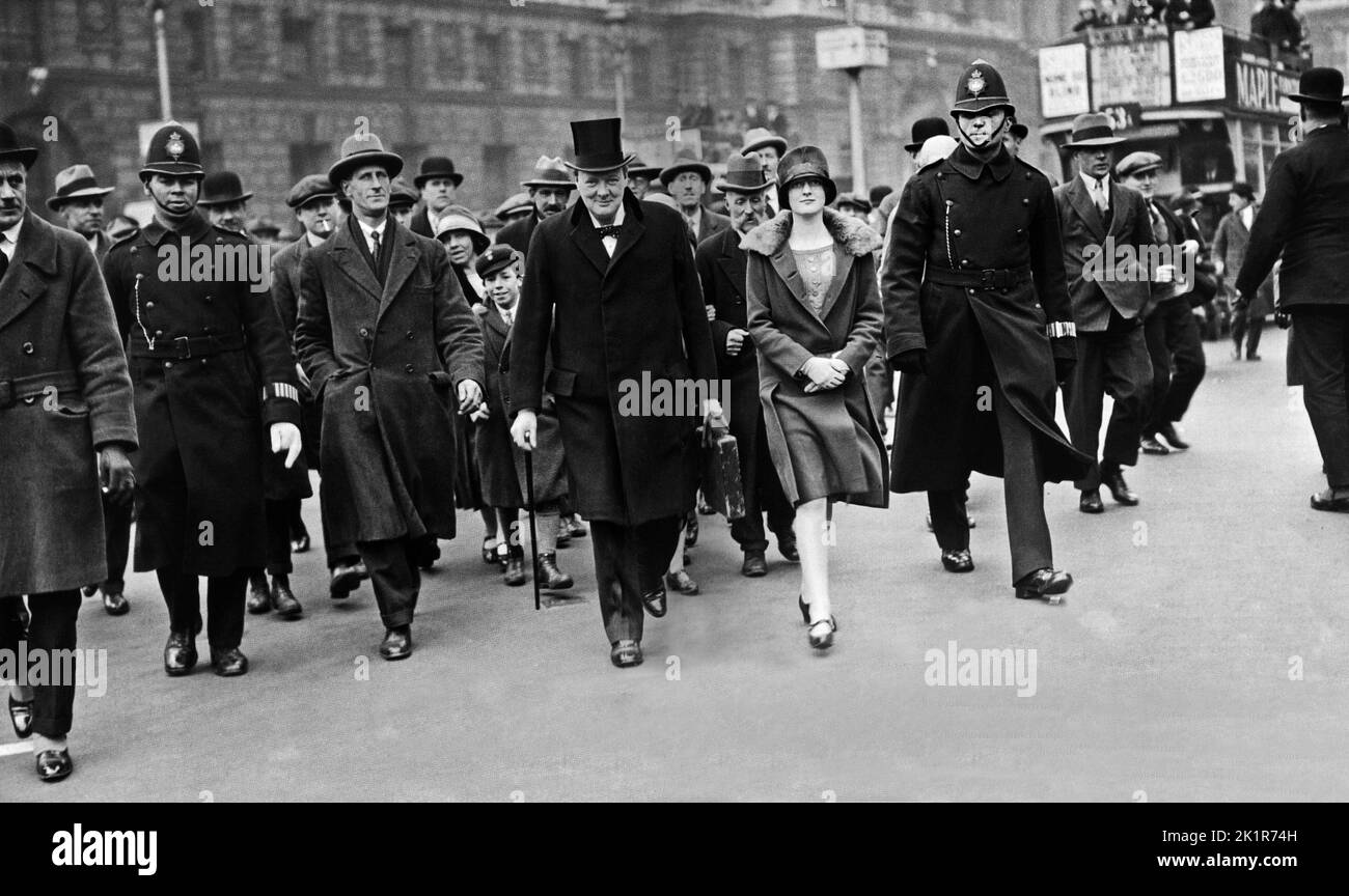 Winston Churchill con la figlia Diana sulla strada per il Parlamento per annunciare il suo bilancio. Aprile 1927 Foto Stock