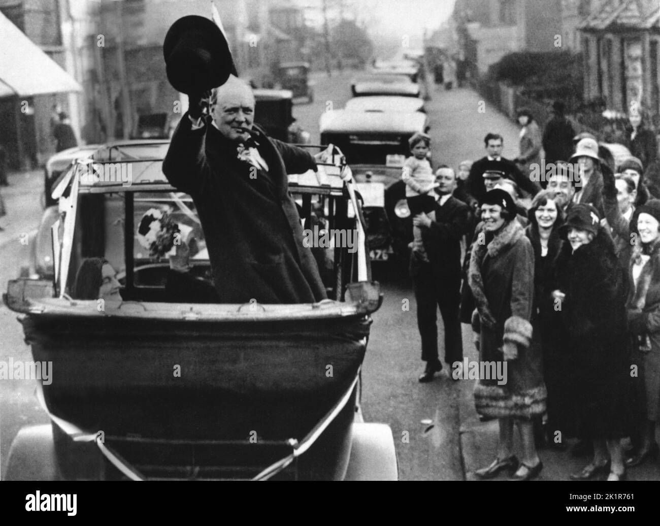 Winston Churchill nella sua circoscrizione elettorale di Epping il giorno del voto. Ottobre 1931 Foto Stock