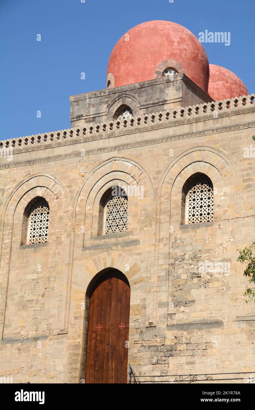 Le cupole rosse della chiesa di San Cataldo in architettura bizantina e arabo-normanna vicino alla Martorana in Piazza Bellini e lo skyline di Palermo. Foto Stock