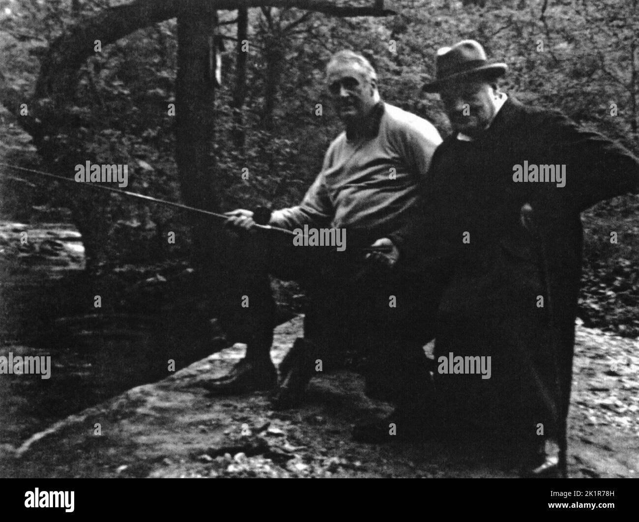 Winston Churchill con il presidente Roosevelt pesca a Camp David, Maryland. STATI UNITI. 1943 Foto Stock