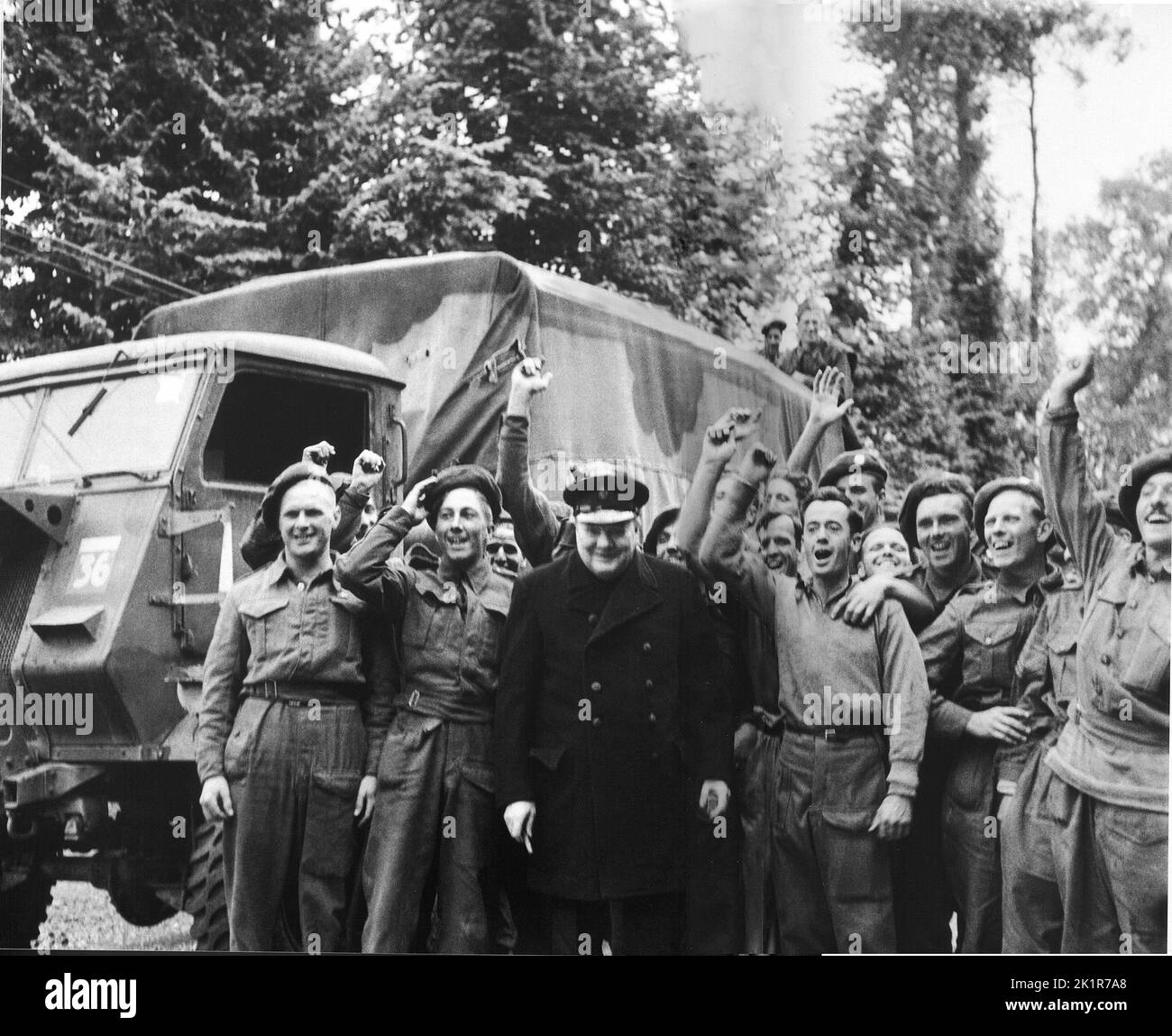Winston Churchill visita le truppe che hanno combattuto la battaglia il D-Day. Caen, Normandia. Luglio 1944 Foto Stock