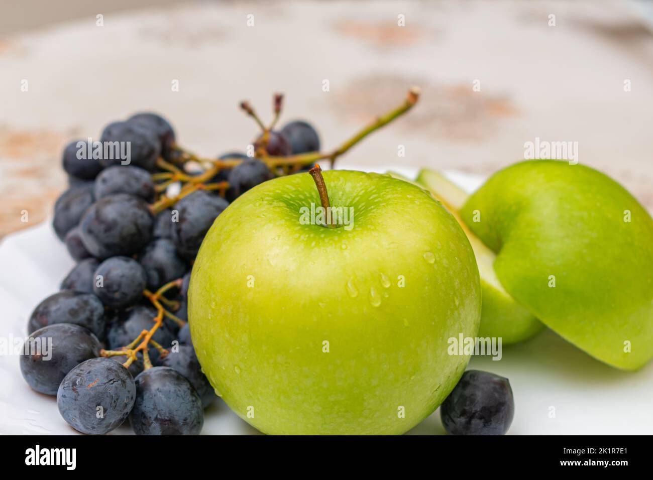 Deliziose mele verdi mature e succose al tavolo da pranzo Foto Stock