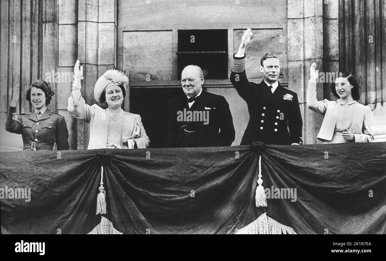 Winston Churchill con il Re, la Regina Elisabetta e la Principessa Margaret sul balcone di Buckingham Palace. V.E. Giorno, 8th maggio 1945 Foto Stock