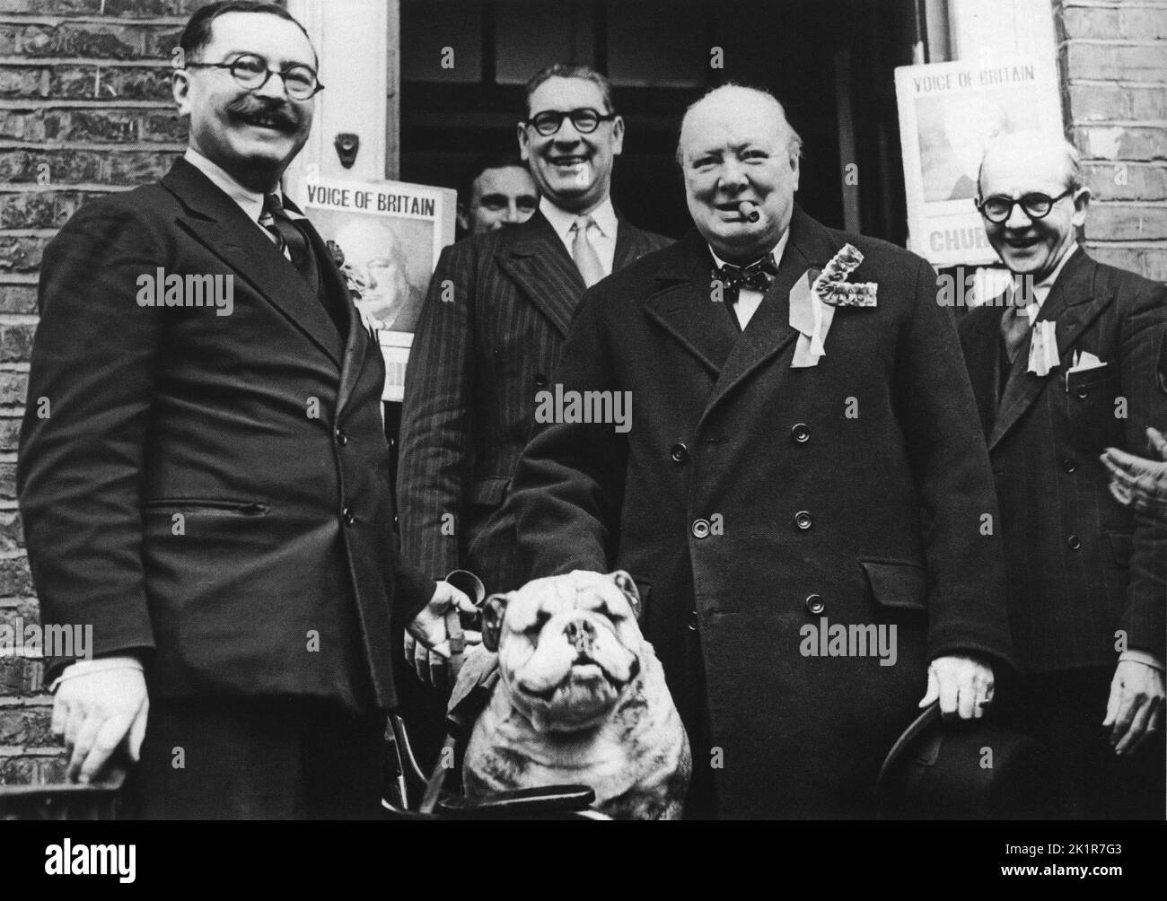 Winston Churchill al di fuori del Woodford Conservative Club il giorno delle elezioni. 23February 1950 Foto Stock