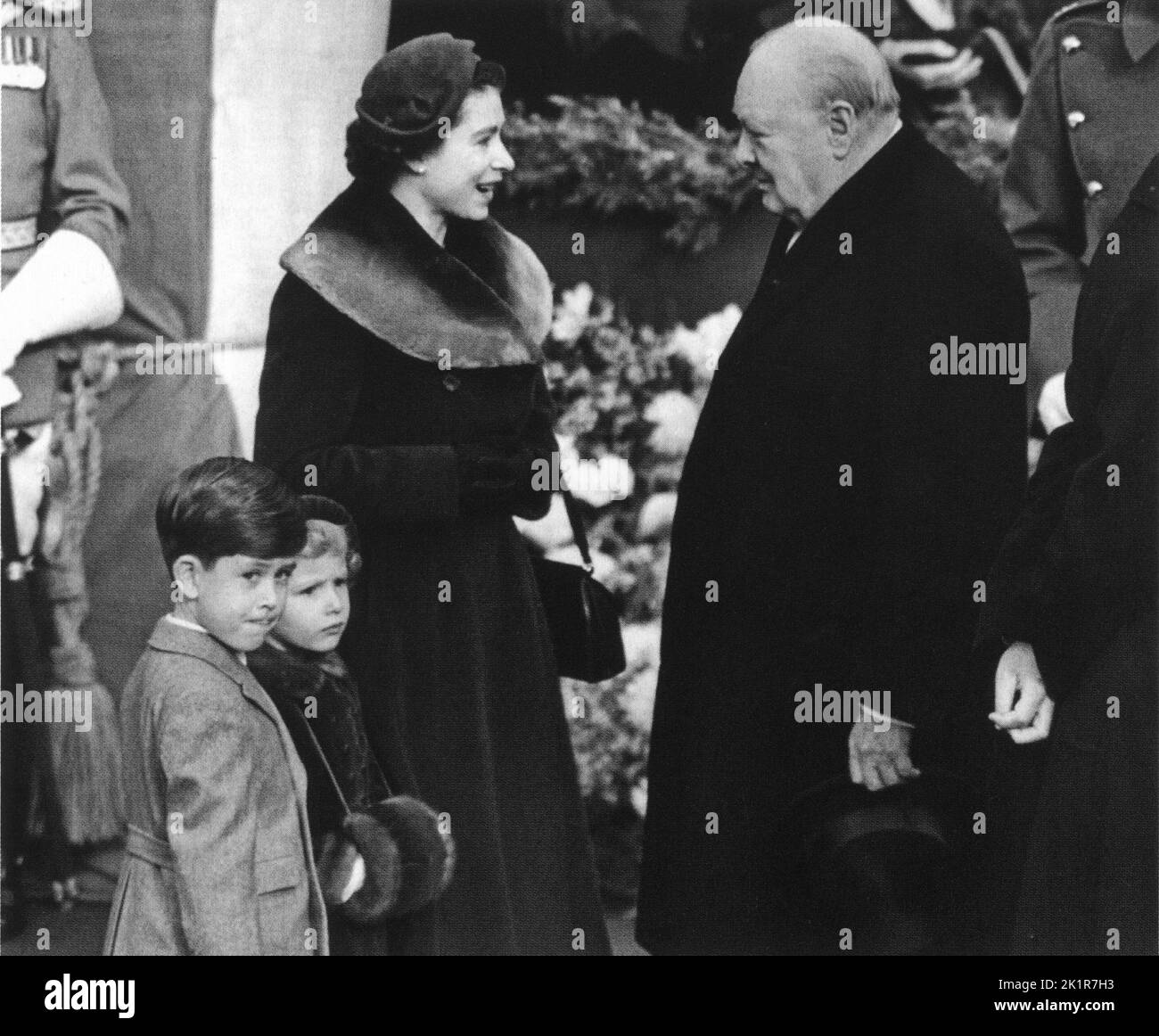 Winston Churchill con la regina e i suoi figli, il principe Carlo e la principessa Anna. Novembre 1954 Foto Stock